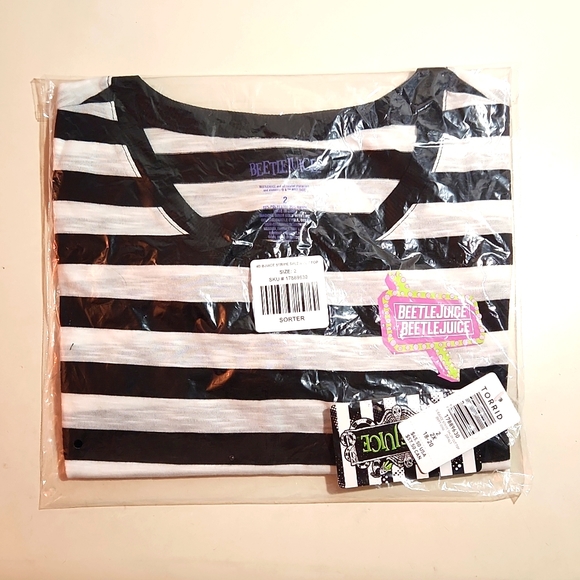❤️NWT VINTAGE TORRID TEE - BEETLEJUICE - VINTAGE COLD SHOULDER - HALLOWEEN TOP - Picture 3 of 11